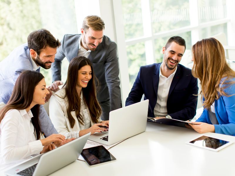 team di lavoro sorridente in ufficio