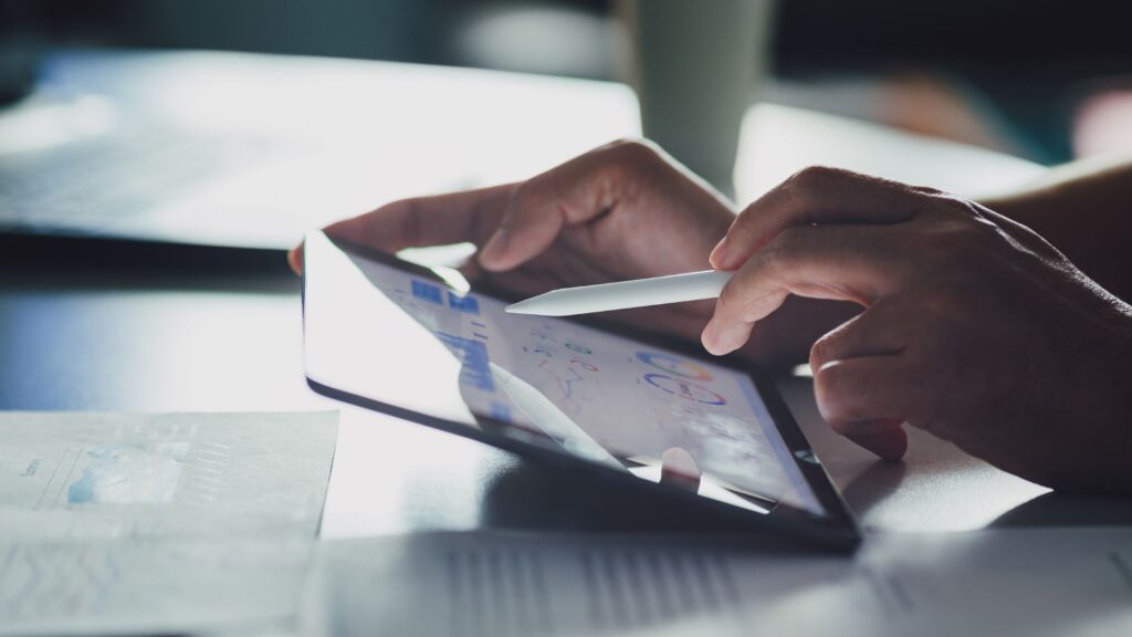 uomo digita con una pen su un tablet