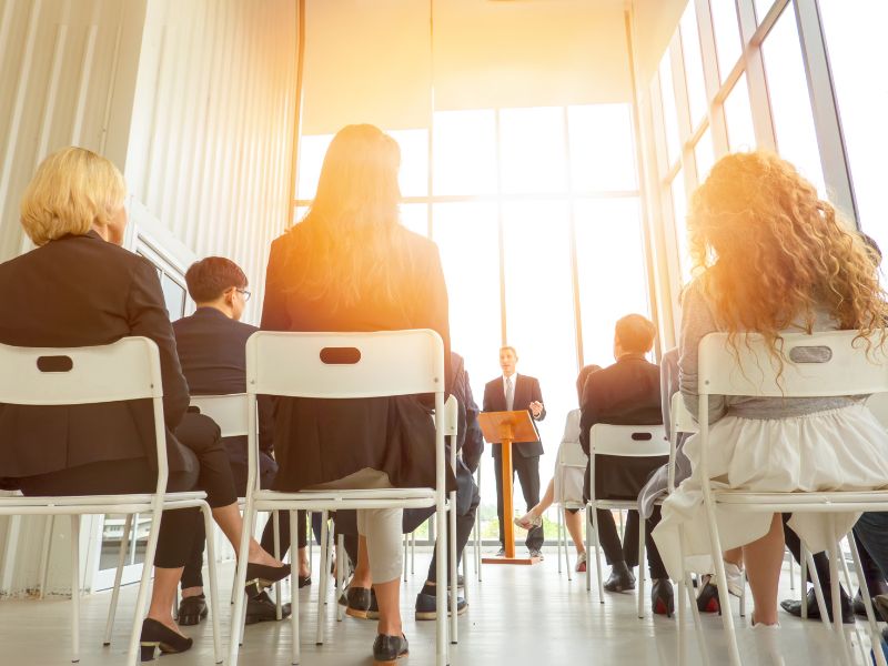 personale a lezione in un'aula