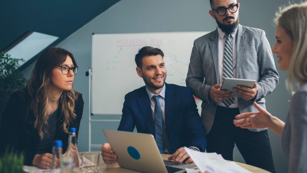 uomini e donne parlano in ufficio